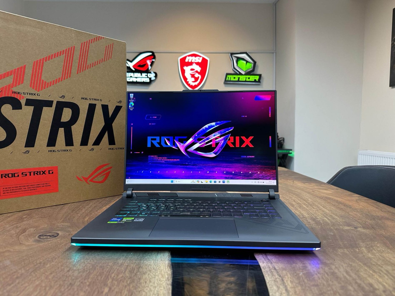 ASUS ROG Strix oyun notebook'u Custom Computer System showroom'unda